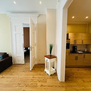 - Zoo Apartment